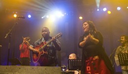 Uxía com Manecas Costa
